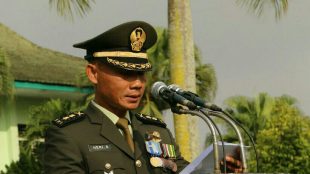 Kasrem 071/ Wijayakusuma Letkol Inf Heri Sumitro S. menjadi inspektur upacara Hari Pahlawan di Makorem 071/ Wijayakusuma pada hari Sabtu 10/11/2018 di Sokaraja Banyumas (dok. KM)