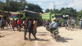 Aksi unjuk rasa sopir truk di Parungpanjang, Bogor, Jumat 21/12/2018 (dok. KM)