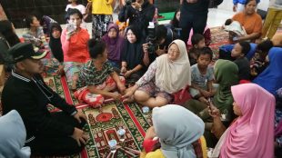 Walikota Bogor Bima Arya Sugiarto saat menjumpai korban musibah puting beliung, Jumat 7/12/2018 (dok. KM)