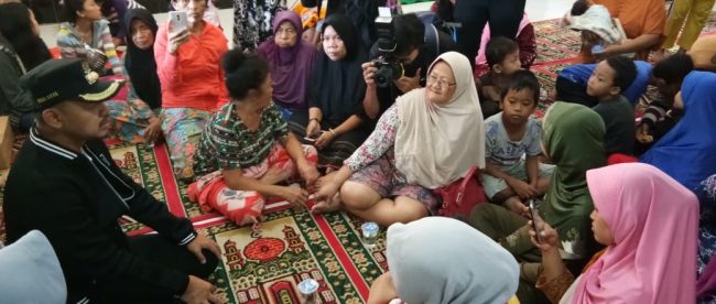 Walikota Bogor Bima Arya Sugiarto saat menjumpai korban musibah puting beliung, Jumat 7/12/2018 (dok. KM)