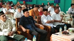 Ketua PGRI Subang Endang Sujana bersama Ketua Korwil bidang Pendidikan dan Kebudayaan Edi Supriadi, Pengurus PGRI Cabang Pagaden, serta anggota PGRI Cabang Pagaden yang terdiri dari unsur Pengawas, Kepsek, Guru, dan tenaga kependidikan (dok. KM)