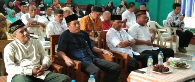 Ketua PGRI Subang Endang Sujana bersama Ketua Korwil bidang Pendidikan dan Kebudayaan Edi Supriadi, Pengurus PGRI Cabang Pagaden, serta anggota PGRI Cabang Pagaden yang terdiri dari unsur Pengawas, Kepsek, Guru, dan tenaga kependidikan (dok. KM)