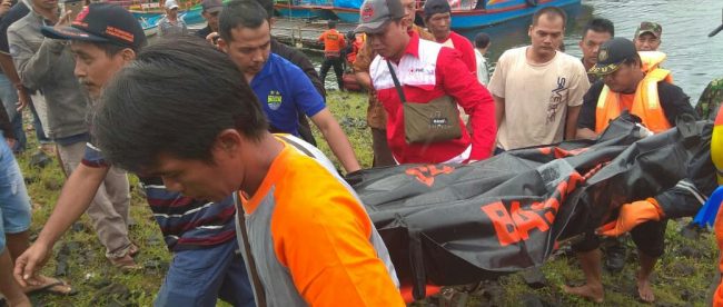 Tim SAR gabungan membawa korban Arul (17) yang tewas setelah berenang pada hari Minggu 2/12/2018 dan ditemukan hari Senin 3/12/2018 di Waduk Sempor, Kebumen (dok. KM)