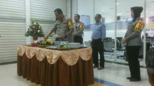 Kapolresta Depok, Kombes Didik Sugiarto saat memotong tumpeng menandai diresmikannya Satpas 1221, Senin 3/12/2018 (dok. KM)