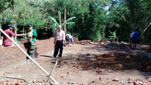 Koramil 08 Bojong bersama masyarakat Desa Bojong Lor Kecamatan Bojong membangun rumah Budiyono yang roboh. Kegiatan ini dilaksanakan pada Kamis 6/12/2018.