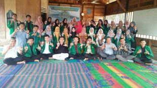 Pemerintahan Mahasiswa IAIN Langsa melakukan wisata karya ke home insidutri sirup manggrove milik warga Kuala Langsa, Kamis 6/12/2018 (dok. KM)