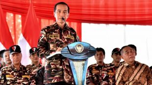 Presiden Joko Widodo saat meresmikan pembukaan Jambore Kebangsaan Bela Negara Keluarga Besar Forum Komunikasi Putra Putri TNI-Polri (FKPPI) 2018 di Bumi Perkemahan Ragunan, Jakarta Selatan, pada Jumat, 7 Desember 2018.