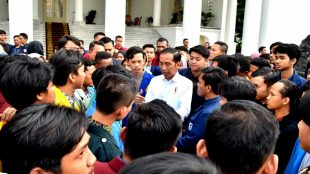 Presiden Joko Widodo pada Jumat, 7 Desember 2018, menerima peserta Konferensi Mahasiswa Nasional di Istana Kepresidenan Bogor, Jumat 7/12/2018 (dok. Setpres)