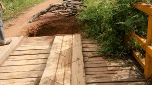 Jembatan kayu di Desa Kace Timur, Kecamatan Mendo Barat, Bangka, yang mengalami long sor (dok. KM)