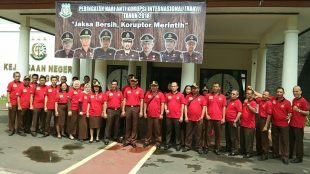 Kajari Kota Bogor beserta jajaran memperingati Hari Anti Korupsi Internasional di kawasan Air Mancur, Kota Bogor, Senin 10/12/2018 (dok. KM)