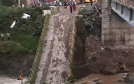 Kondisi Jembatan Kali Genteng, Pekalongan, yang roboh pada Rabu 12/12/2018 (dok. KM)