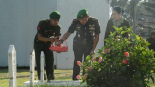 Danrem 061/Sk Kolonel Inf. Mohamad Hasan Saat Tabur Bunga Di TMP Dreded Kota Bogor, Jumat 14/12/2018 (dok. KM)