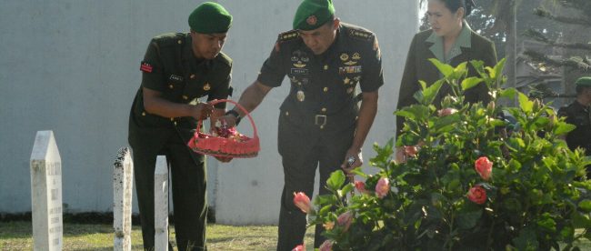 Danrem 061/Sk Kolonel Inf. Mohamad Hasan Saat Tabur Bunga Di TMP Dreded Kota Bogor, Jumat 14/12/2018 (dok. KM)
