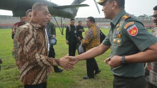 Danrem 071/Wijayakusuma Kolonel Kav Dani Wardhana saat Menyambut Menhan RI Ryamizard Ryacudu (dok. KM)