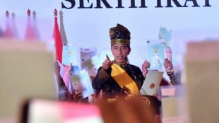 Presiden Joko Widodo membagikan sertifikat kepada warga saat kunjungannya ke Riau, Sabtu 15/12/2018 (dok. Setpres)