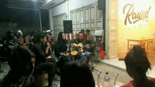 Penyanyi asal Depok, Naura, saat berduet dengan pengunjung dalam Live Music di acara Grand Launching Rawid Cafe, Depok, Sabtu malam 15/12/2018 (dok. KM)