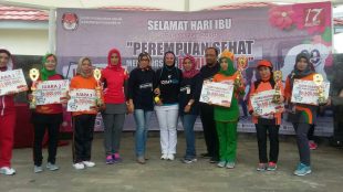 Foto bersama Ketua dan Divisi Sosialisasi KPU Purworejo dengan para juara senam Gembira memperingati Hari Ibu yang diselenggarakan di Purworejo 16/12/2018 (dok. KM)