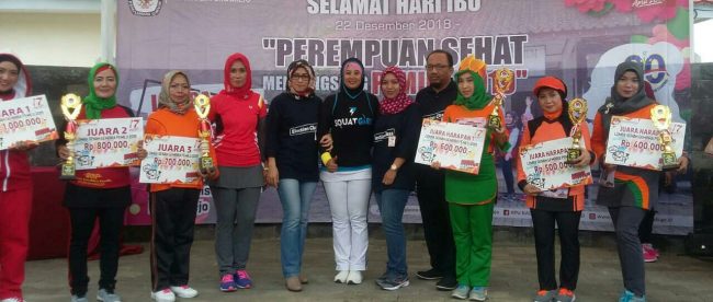 Foto bersama Ketua dan Divisi Sosialisasi KPU Purworejo dengan para juara senam Gembira memperingati Hari Ibu yang diselenggarakan di Purworejo 16/12/2018 (dok. KM)