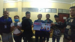 Kasi Binapenta Disnakertrans Kabupaten Subang Indra Permana bersama 5 migran Indonesia yang dipulangkan. (dok. KM)