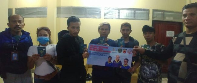 Kasi Binapenta Disnakertrans Kabupaten Subang Indra Permana bersama 5 migran Indonesia yang dipulangkan. (dok. KM)