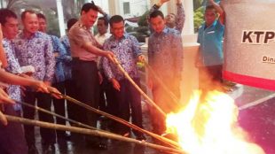 Pemusnahan KTP-el yang rusak dan tidak berlaku di Balaikota Bogor, Rabu 19/12/2018 (dok. KM)