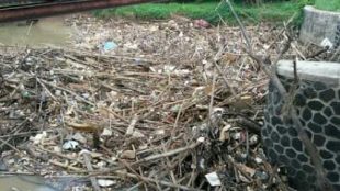 Tumpukan sampah di bendungan Koja, Bekasi, Jawa Barat (dok. KM)
