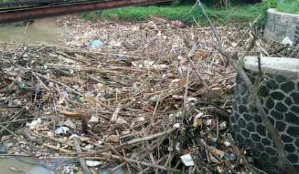 Tumpukan sampah di bendungan Koja, Bekasi, Jawa Barat (dok. KM)