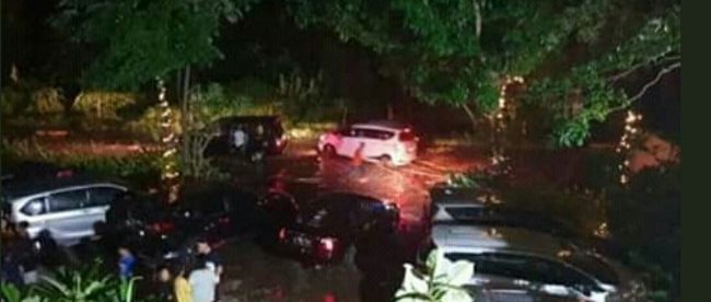 Kondisi lokasi sesaat setelah terjangan gelombang pasang di Anyer Banten, Minggu, 23/12/2018 pukul 00:30