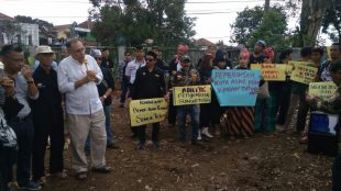 Aksi budayawan, ormas dan masyarakat untuk melestarikan situs bersejarah Sumur Tujuh di kawasan Batu Tulis, Kecamatan Bogor Selatan, Senin 24/12/2018 (dok. KM)