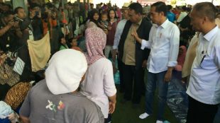 Presiden Joko Widodo bertemu pengungsi di Posko Penanggulangan Bencana Kemensos di Lapangan Futsal Rancateureup, Labuan (dok. Laily Rachev/Biro Pers Sekretariat Presiden)