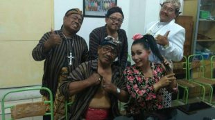 Foto bersama Pendeta Lukas Eko Sukoco (baju putih) beserta budayawan untuk peringatan Natal 2018 di GKJ Purworejo hari Senin, 24/12/2018 (dok. KM)