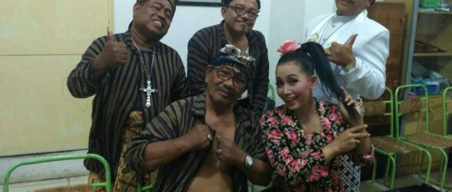 Foto bersama Pendeta Lukas Eko Sukoco (baju putih) beserta budayawan untuk peringatan Natal 2018 di GKJ Purworejo hari Senin, 24/12/2018 (dok. KM)