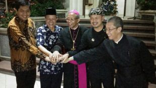 Walikota Bogor bersama tokoh lintas iman usai hadiri perayaan Natal di Aula Paroki Katedral, Rabu 26/12/2018 (dok. KM)