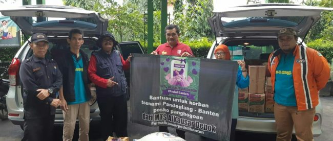 Tim Relawan MTs Al Kautsar yang siap menyalurkan hasil penggalangan donasi untuk korban bencana tsunami Banten dan Lampung, Kamis 27/12/2018 (dok. KM)