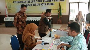 Kepala Kejaksaan Negeri Kota Bogor Yudi Indra Gunawan saat memantau tes urine jajaran pegawai (dok. KM)