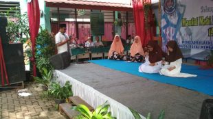 Siswi kelas 5 A SDN Ponter 4, Fhalihah dan Gaura saat membaca Alquran pada pembukaan acara Maulid Nabi, Jumat 14/12/2018 (dok. KM)