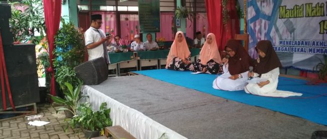 Siswi kelas 5 A SDN Ponter 4, Fhalihah dan Gaura saat membaca Alquran pada pembukaan acara Maulid Nabi, Jumat 14/12/2018 (dok. KM)