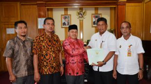Wakil Wakikota Langsa Marzuki Hamid saat serah terima sertifikat aset Pemkot Langsa, Kamis 20/12/2018 (dok. KM)