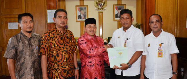 Wakil Wakikota Langsa Marzuki Hamid saat serah terima sertifikat aset Pemkot Langsa, Kamis 20/12/2018 (dok. KM)