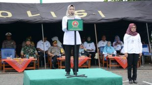 Bupati Brebes Idza Priyanti memberikan sambutan pada Apel Kesiapsiagaan Penanggulangan Bencana Alam 2019 di Islamic Center Brebes, Rabu 9/1/2018 (dok. KM)