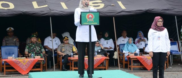 Bupati Brebes Idza Priyanti memberikan sambutan pada Apel Kesiapsiagaan Penanggulangan Bencana Alam 2019 di Islamic Center Brebes, Rabu 9/1/2018 (dok. KM)