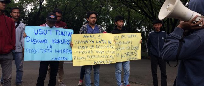 Unjuk rasa sekelompok mahasiswa di depan kantor PDAM Tirta Kahuripan Kabupaten Bogor, Kamis 24/1/2019 (dok. KM)