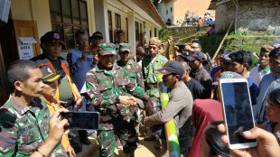 Danrem 061/SK Kolonel Inf Mohammad Hasan saat memberikan bantuan kepada masyarakat terdampak bencana longsor di Cisolok, Sukabumi, 4/1/2019 (dok. KM)