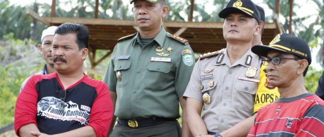 Walikota Langsa bersama unsur Muspida Langsa saat penanaman pohon kurma, Jumat 4/1/2019 (dok. KM)