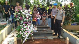 Kapolres Subang AKBP Joni saat menghadiri pemakaman Aiptu Jatniko Hidayat, Sabtu 5/1/2019 (dok. KM)