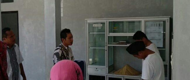 Ketua KPAD Provinsi Babel Sapta Qodria Muafi saat berbincang dengan 2 anak yang berhadapan dengan hukum di Panti Sosial Bina Serumpun, Pangkalpinang, Jumat 11/1/2019 (dok. KM)