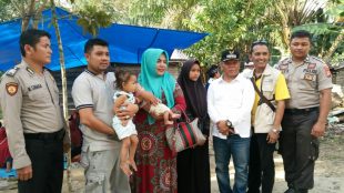 Ketua LBP2AR Provinsi Riau beserta jajaran saat mengunjungi Andini, warga yatim piatu di Desa Pangkalan Tampoi Kecamatan Kerumutan Kabupaten Pelalawan, Sabtu 12/1/2019 (dok. KM)