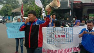 Aksi demo LAMI di kantor Kejari Kota Bekasi, Senin 14/1/2019 (dok. KM)