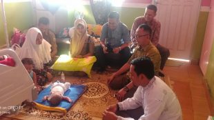 Ketua LDKM Riau Syamsir bersama Yuslim saat mengunjungi Andini dan adik-adiknya di RSU Selasih, Pangkalan Kerinci, Selasa 15/1/2019 (dok. KM)