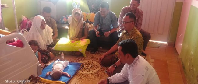 Ketua LDKM Riau Syamsir bersama Yuslim saat mengunjungi Andini dan adik-adiknya di RSU Selasih, Pangkalan Kerinci, Selasa 15/1/2019 (dok. KM)